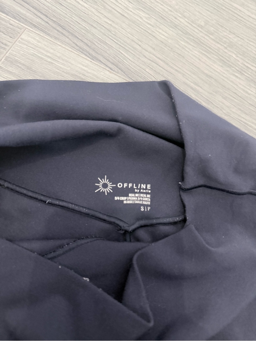 Aerie Offline high-waisted leggings in size S. Navy blue in 3/4 crop.